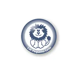 Um logotipo vermelho exibe um leão azul em estilo cartoon, sentado e sorrindo. Na parte inferior do círculo, aparece a frase "Lar Pequeno Leão" acompanhando o contorno. O fundo é branco, com uma borda azul ao redor. Esse é o símbolo que representa a Tecnogera.