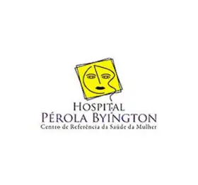 Logotipo do Hospital Pérola Byington. Acima do nome do hospital, há um quadrado amarelo inclinado com um rosto estilizado em contorno preto. Abaixo, está escrito: Hospital Pérola Byington - Centro de Referência da Saúde da Mulher, em referência à Tecnogera.
