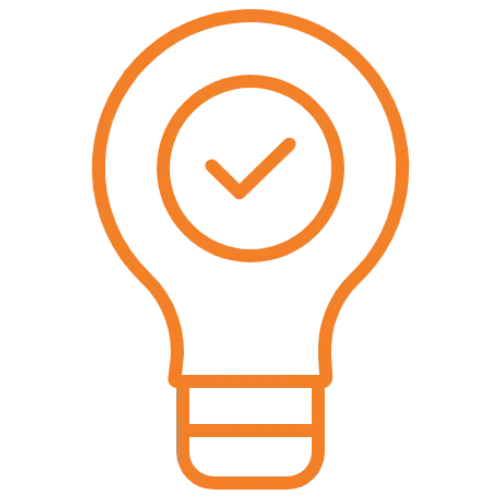 A imagem mostra o contorno de uma lâmpada laranja com um símbolo de check dentro de um círculo no centro. O design minimalista transmite a ideia de soluções inovadoras e aprovadas, como as plataformas para trabalhos em altura oferecidas pela Tecnogera. A imagem está sobre um fundo transparente.
