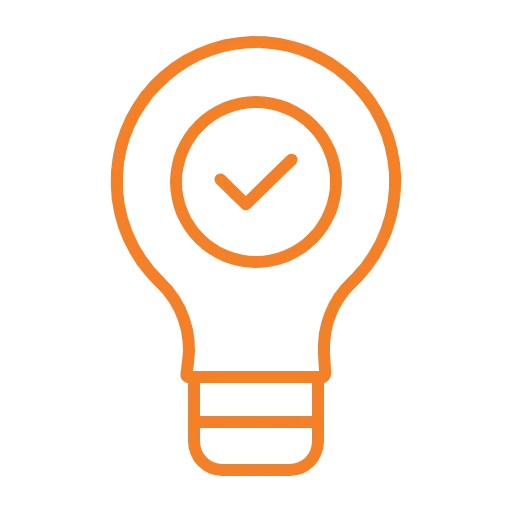 O desenho de uma lâmpada laranja com um cheque dentro dela representa inovação e soluções inteligentes da Tecnogera para plataformas de trabalho em altura. Com linhas simples e limpas, a imagem transmite criatividade e a garantia de segurança, destacada pelo fundo transparente que valoriza as ideias aprovadas pela empresa.