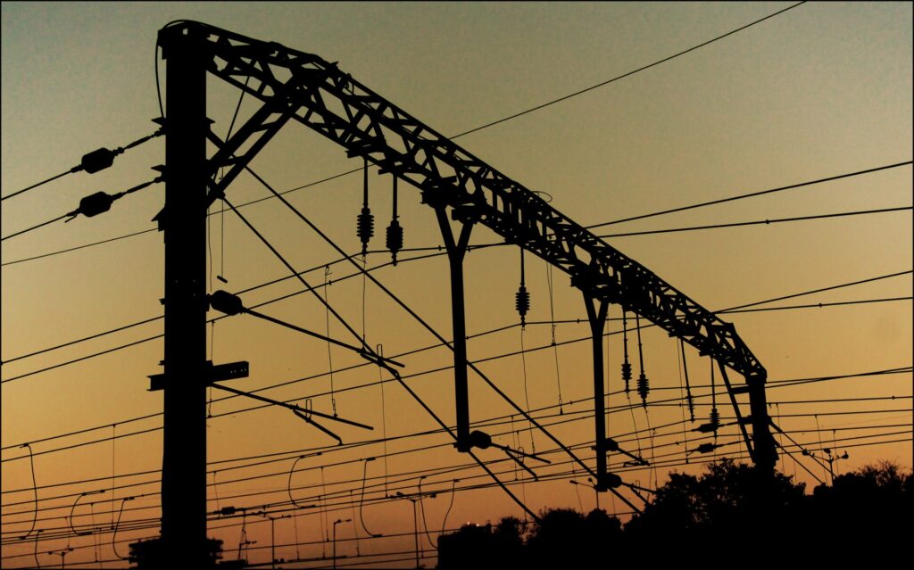 Estrutura elétrica, com vários fios e isoladores, parte da infraestrutura essencial para o funcionamento dos sistemas elétricos