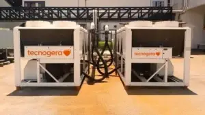 Dois grandes equipamentos brancos de refrigeração Tecnogera lado a lado, ligados por mangueiras, em área externa ensolarada.