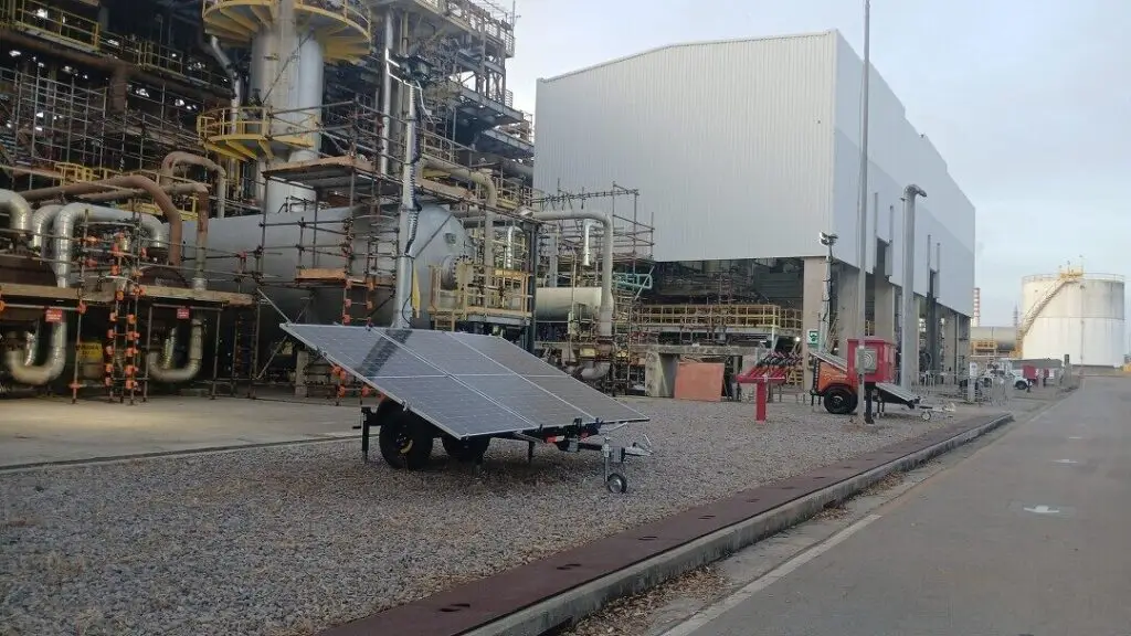 A matriz de painéis solares da Tecnogera destaca o foco em eficiência e sustentabilidade no ambiente industrial.