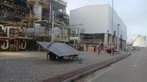 A matriz de painéis solares da Tecnogera destaca o foco em eficiência e sustentabilidade no ambiente industrial.