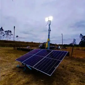 A solução Tecnogera mostra painel solar móvel em roda, alimentando torre de LED em área rural cercada, ideal para agricultura.
